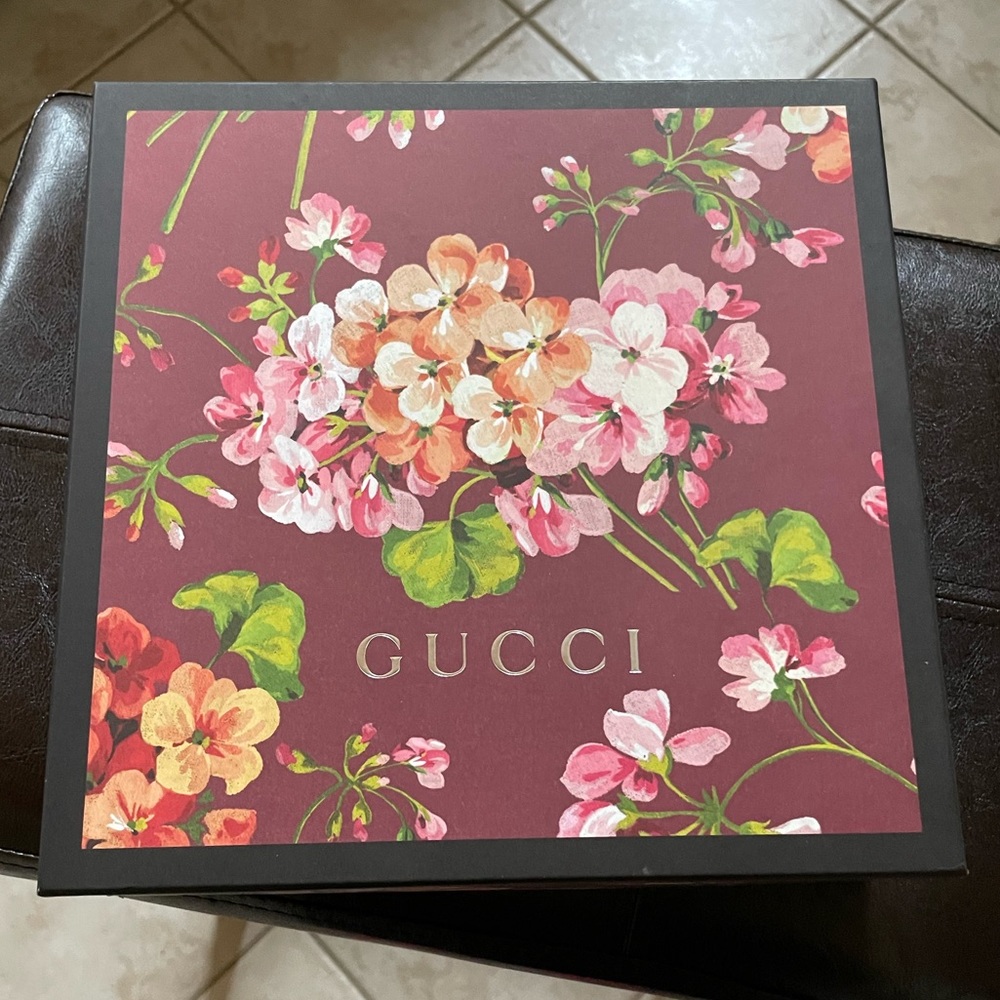 Authentic Gucci box + bag in pristine condition